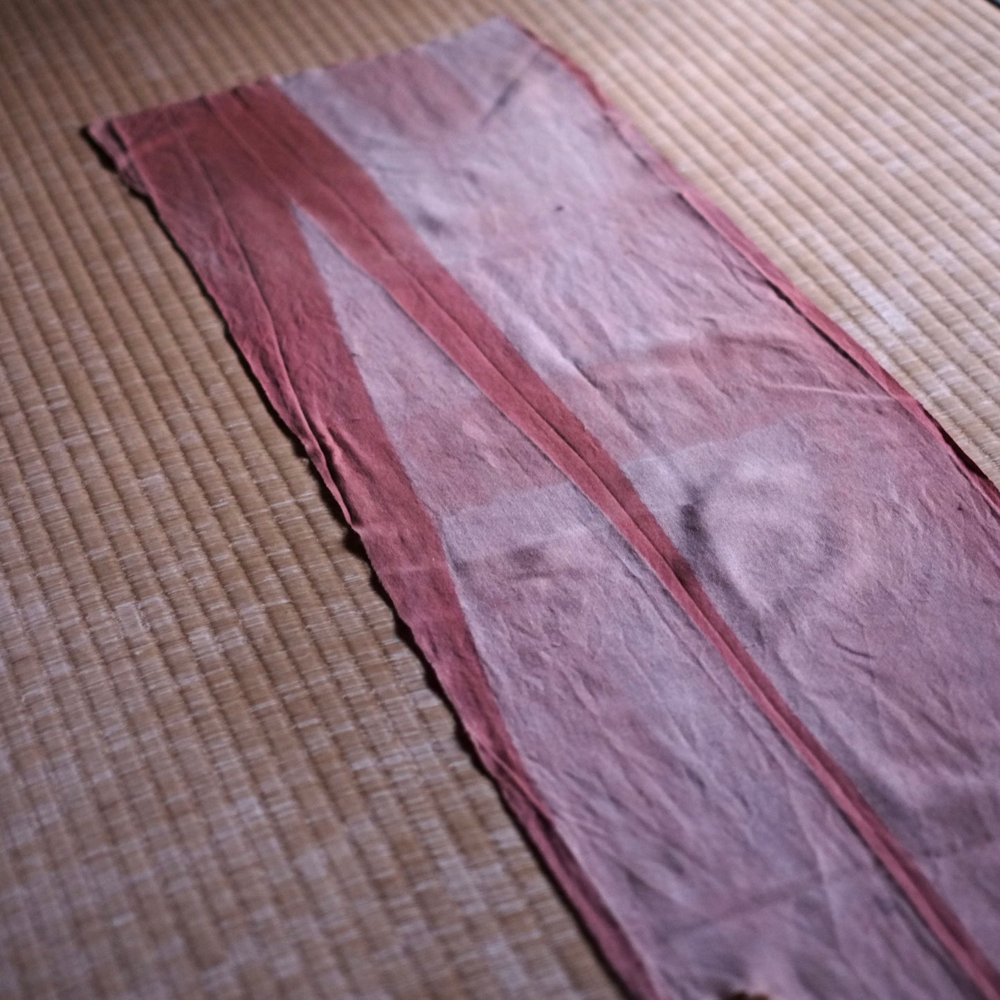 時代　抽象柄古紅花染　木綿古布　（明治期頃）