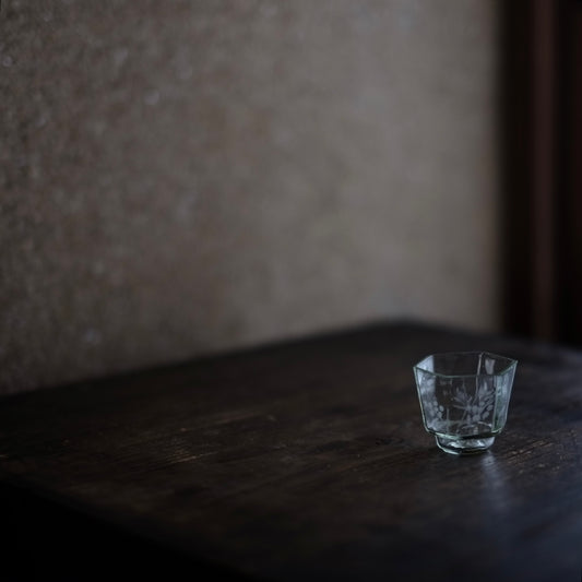 時代 型吹きガラス六角サンドブラスト草花文 盃