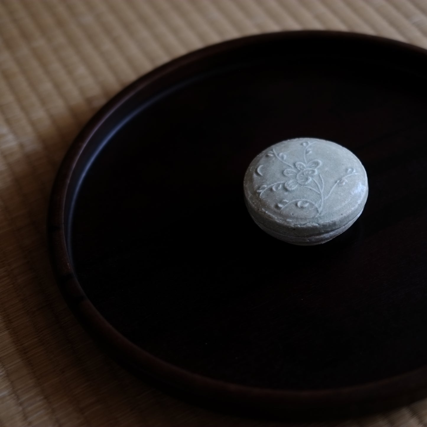 時代　青白磁陽刻花文合子 香合
（南宋　13世紀）