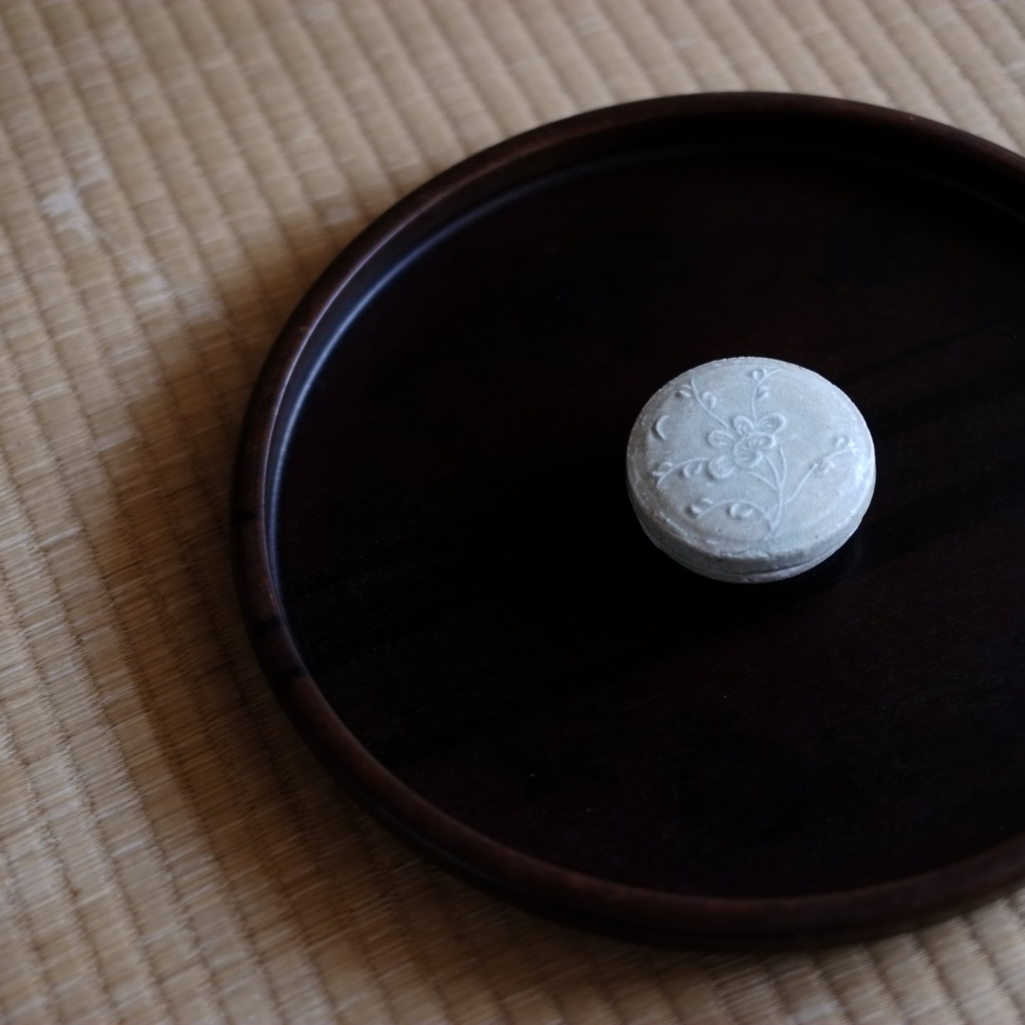 時代　青白磁陽刻花文合子 香合
（南宋　13世紀）