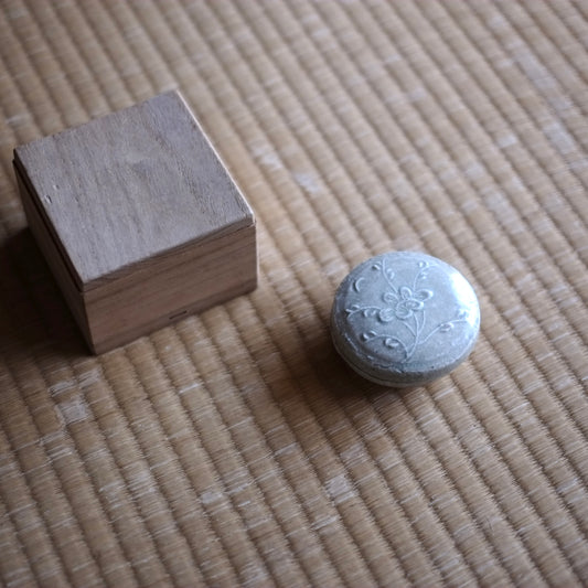 時代　青白磁陽刻花文合子 香合
（南宋　13世紀）