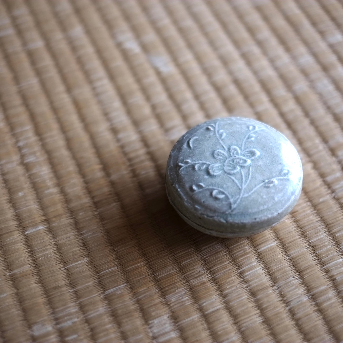 時代　青白磁陽刻花文合子 香合
（南宋　13世紀）