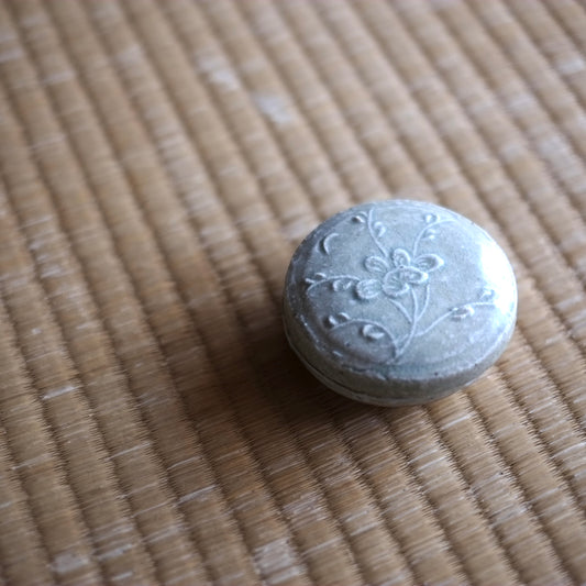 時代　青白磁陽刻花文合子 香合
（南宋　13世紀）