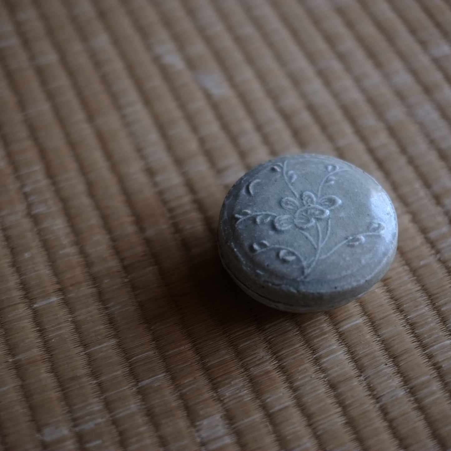 時代　青白磁陽刻花文合子 香合
（南宋　13世紀）