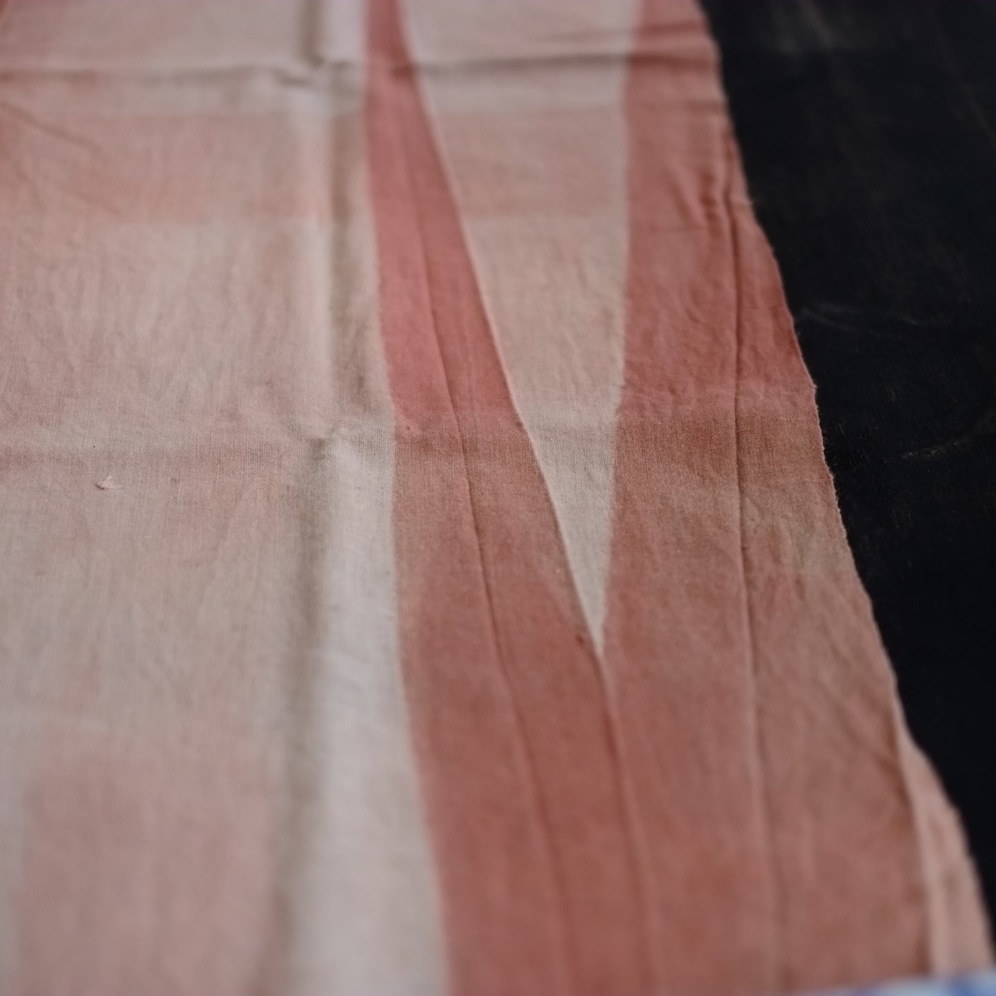 時代　抽象柄古紅花染　木綿古布　（明治期頃）