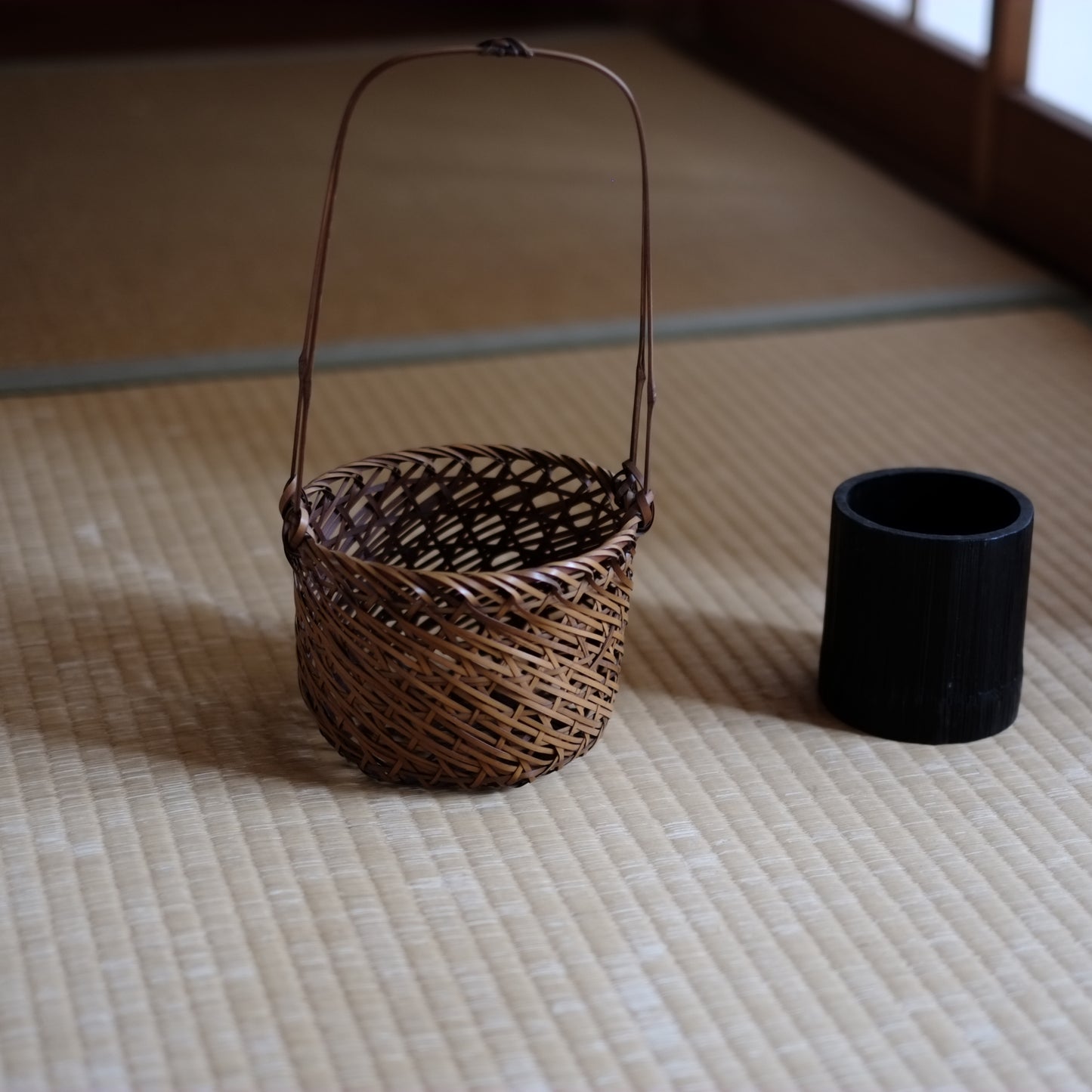時代　透網提手竹籠花入