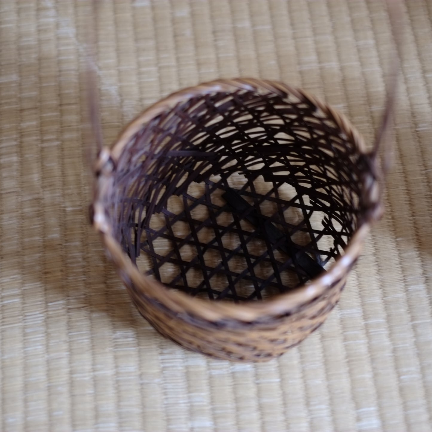 時代　透網提手竹籠花入