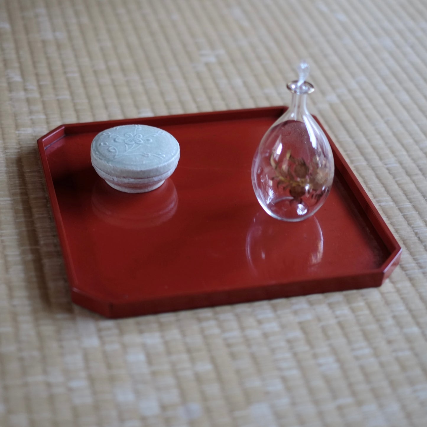 時代　布着根来隅切折敷　(江戸前期-中期)