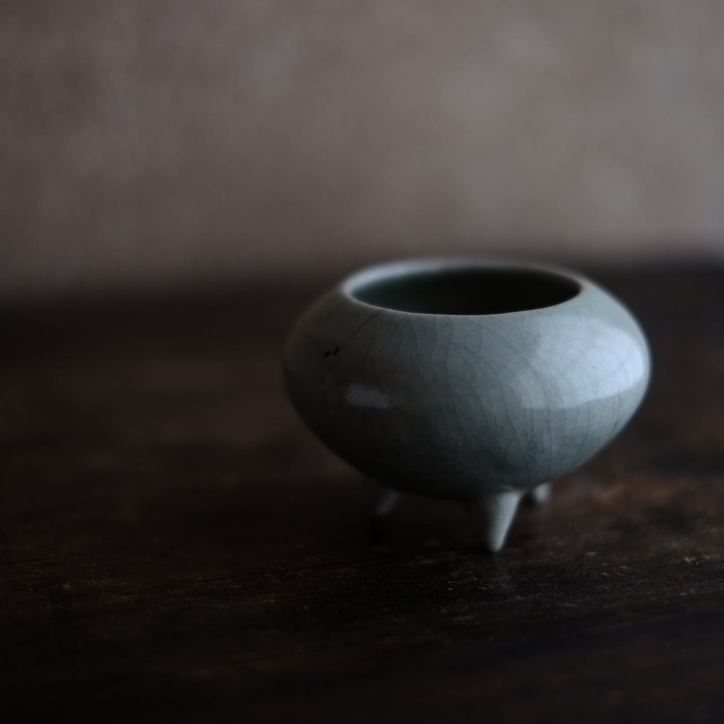 寛文伊万里青磁三ツ足香炉（江戸前期・1660–1680頃）