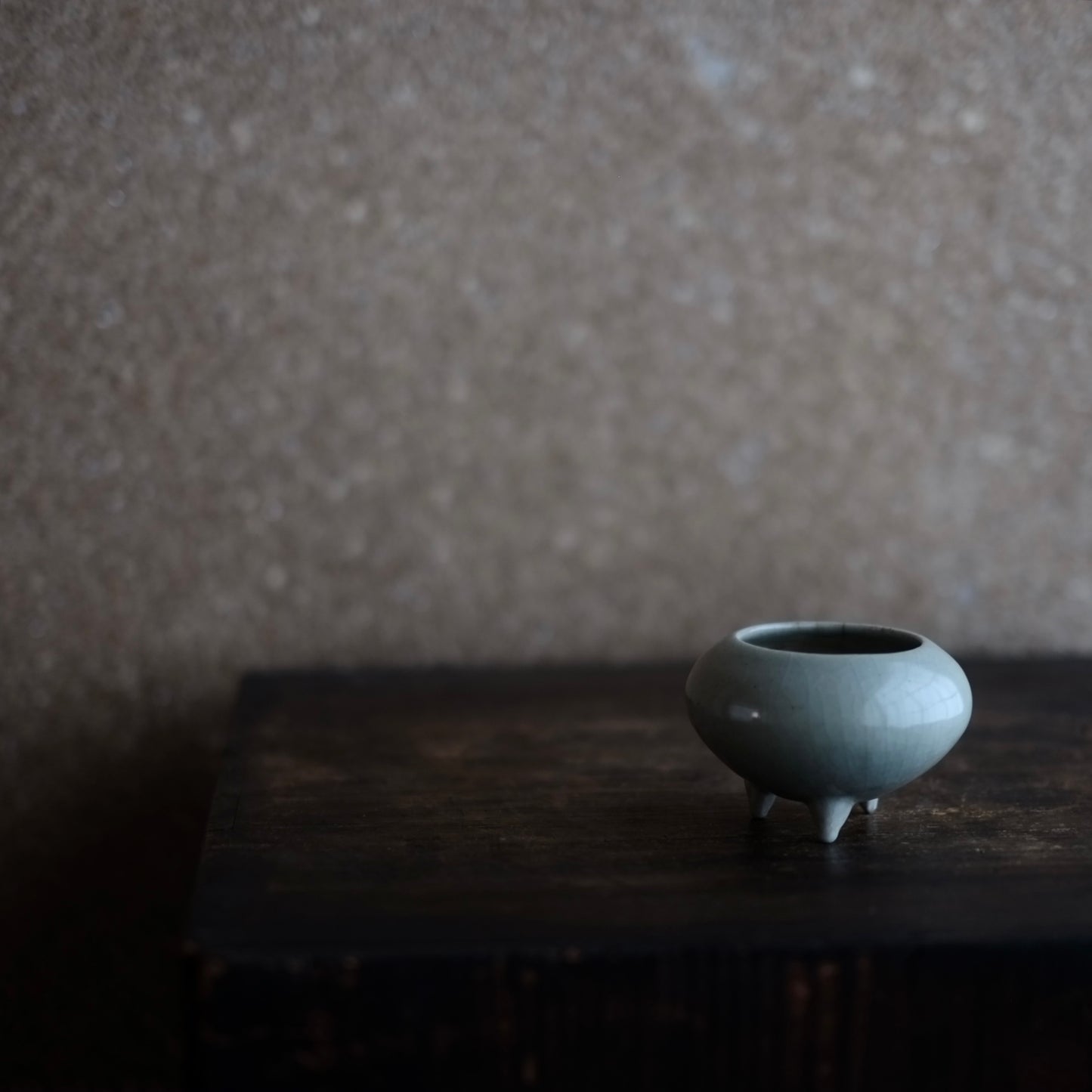 寛文伊万里青磁三ツ足香炉（江戸前期・1660–1680頃）