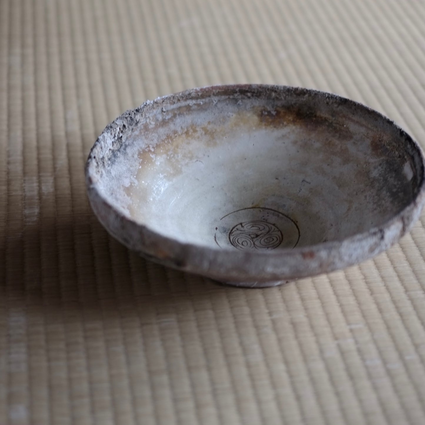 ビザンチン古陶　黄釉釘彫文大鉢　(11-13世紀)