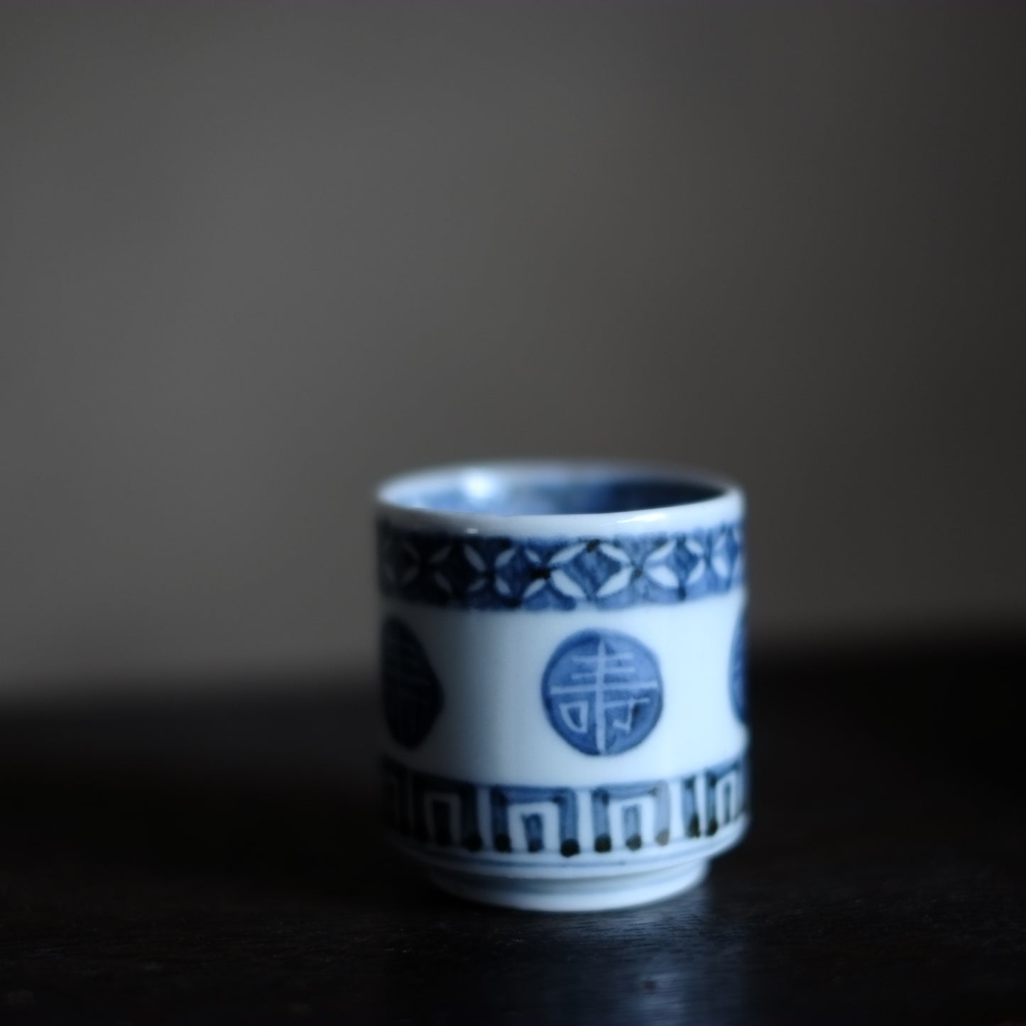 古伊万里  寿文墨弾き覗き猪口　筒杯　 江戸時代　(18-19世紀)