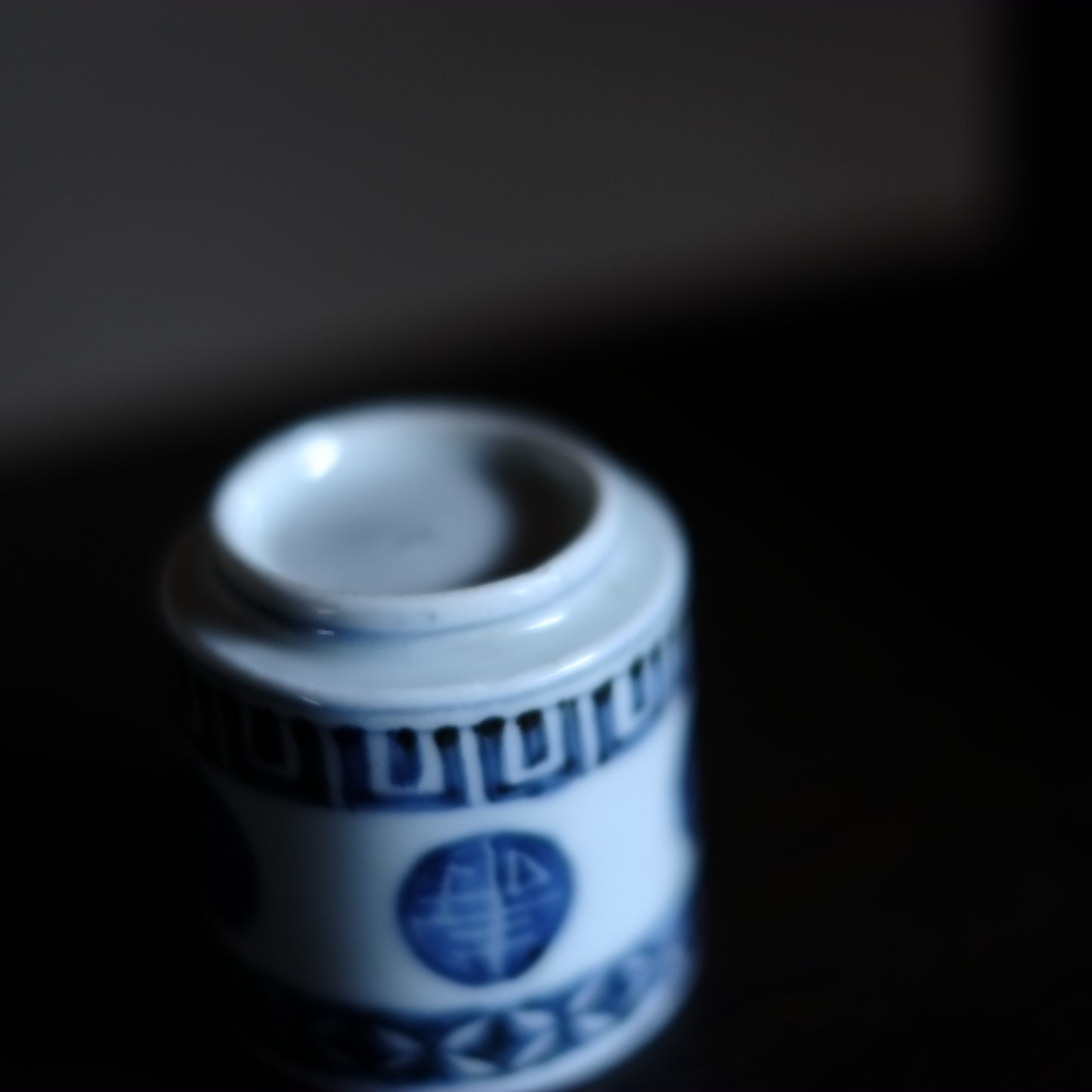 古伊万里  寿文墨弾き覗き猪口　筒杯　 江戸時代　(18-19世紀)