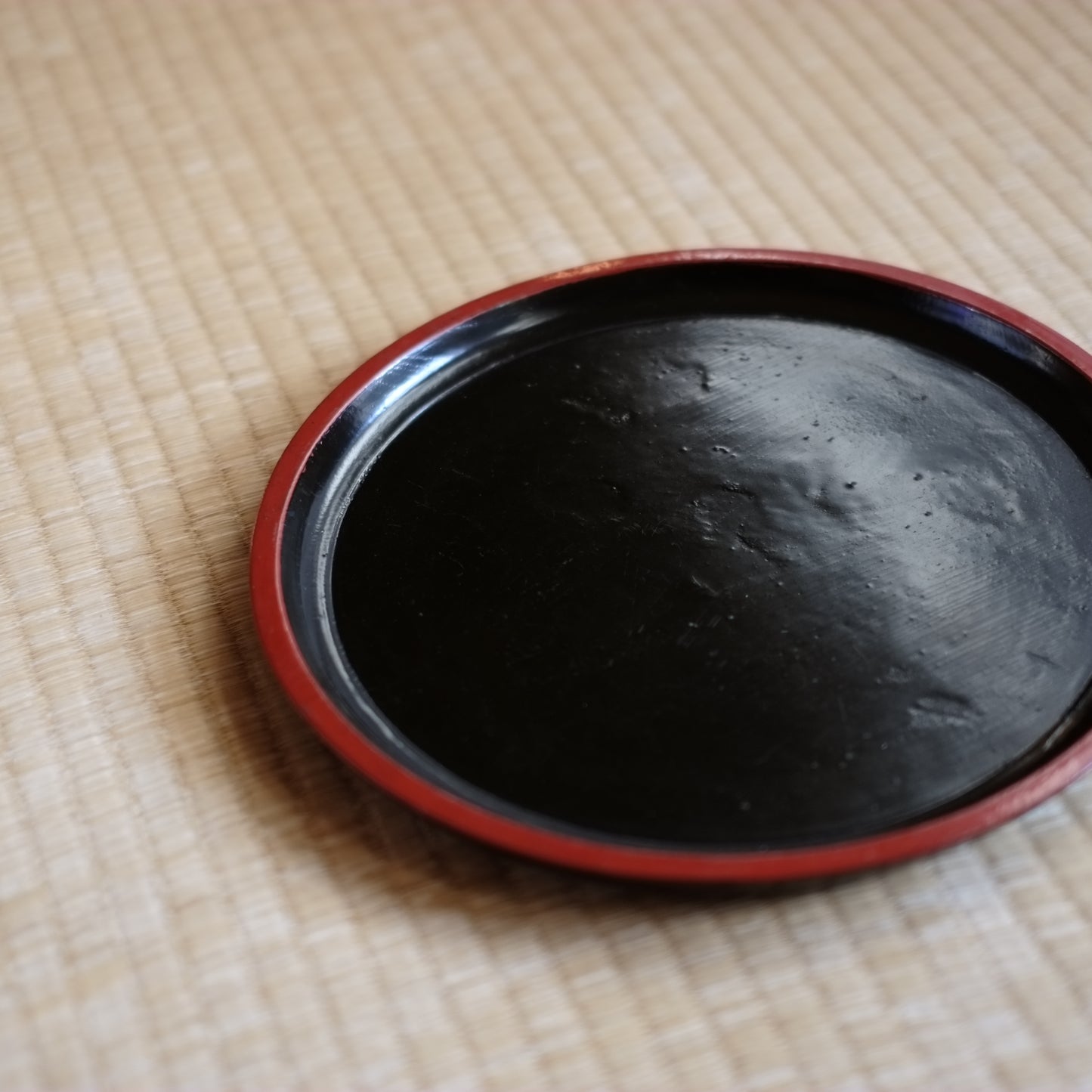 時代　縁赤内黒漆丸盆　(明治期頃)