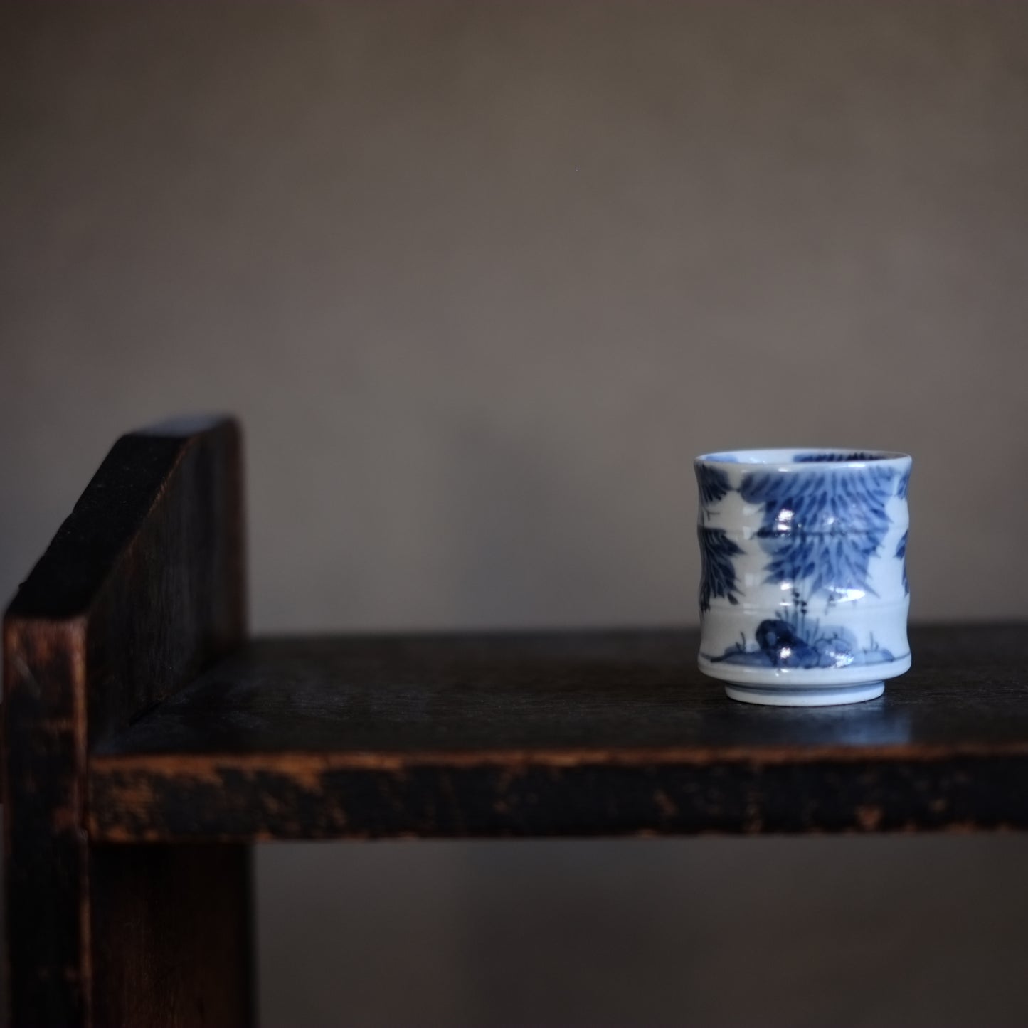 時代　竹節型　松葉文染付覗き猪口　　　　筒杯　(江戸時代) 18-19世紀