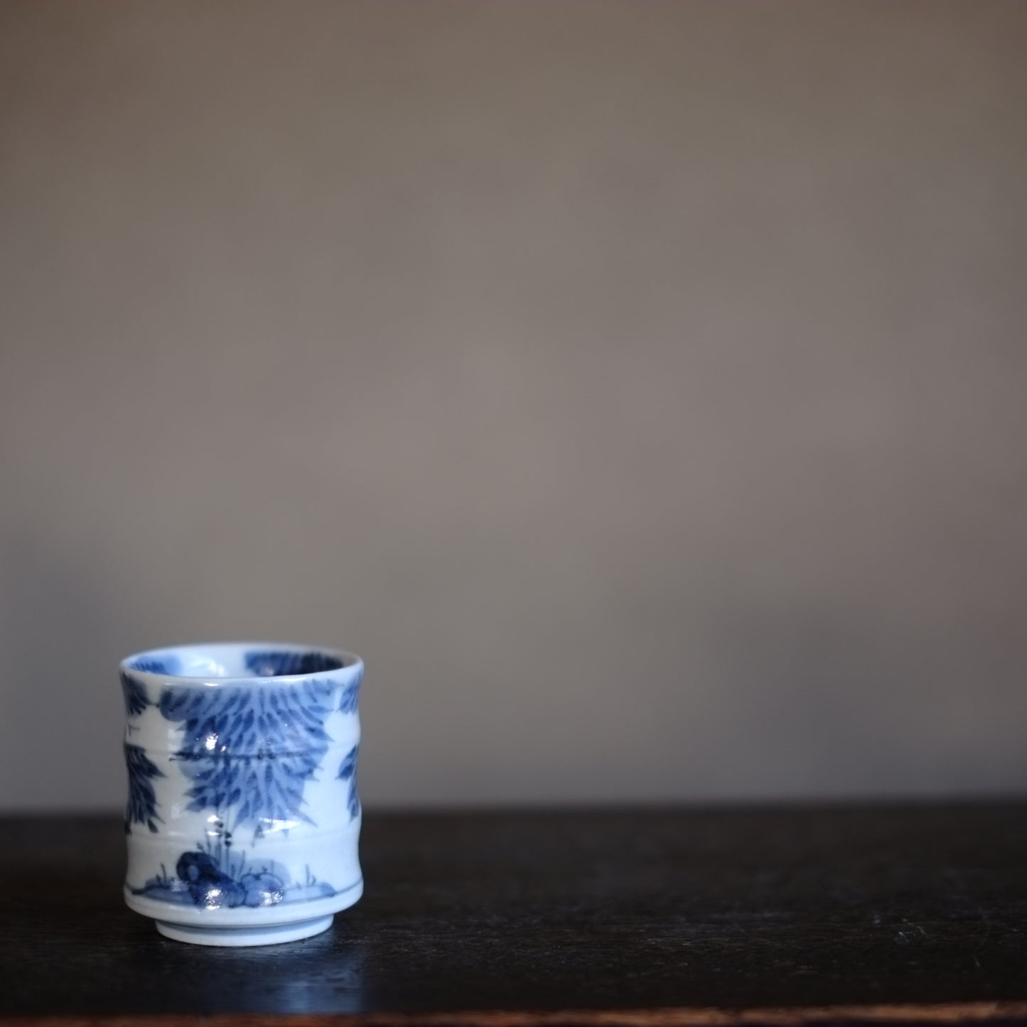 時代　竹節型　松葉文染付覗き猪口　　　　筒杯　(江戸時代) 18-19世紀