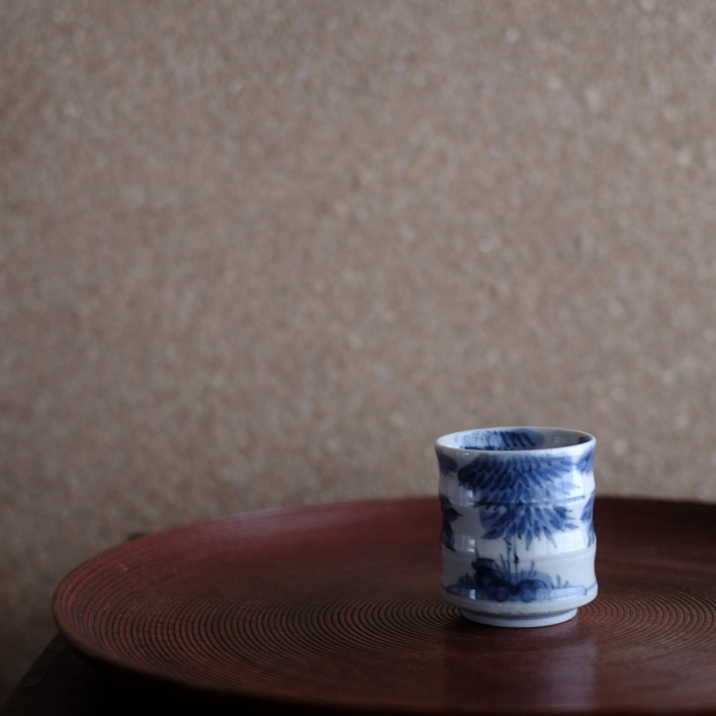 時代　竹節型　松葉文染付覗き猪口　　　　筒杯　(江戸時代) 18-19世紀