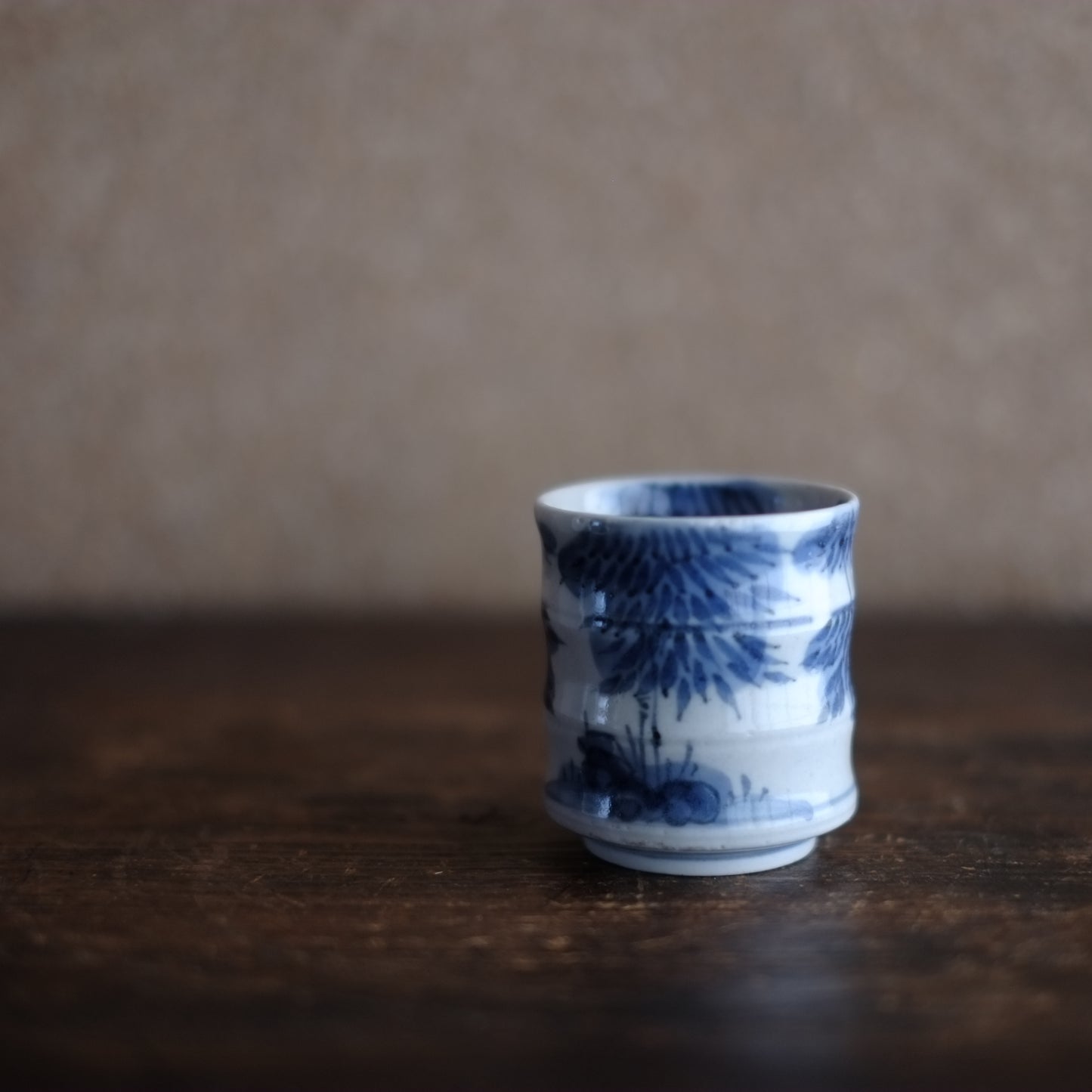 時代　竹節型　松葉文染付覗き猪口　　　　筒杯　(江戸時代) 18-19世紀