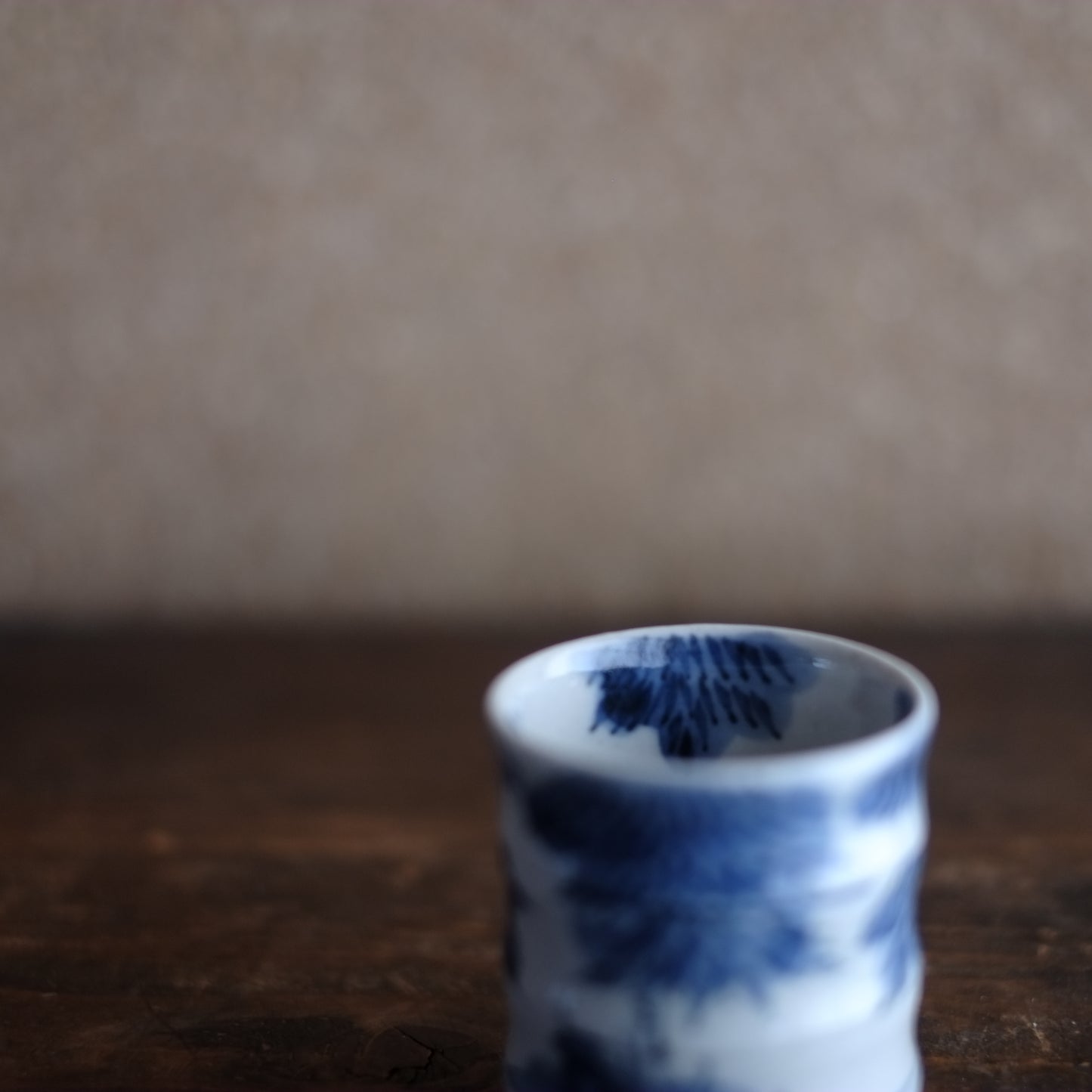 時代　竹節型　松葉文染付覗き猪口　　　　筒杯　(江戸時代) 18-19世紀