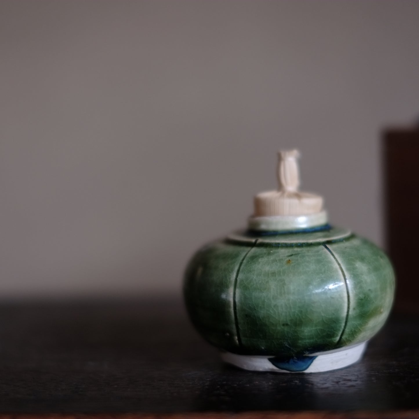 時代　緑釉陰刻茶壺
遼時代　時代箱付　(10〜12世紀)