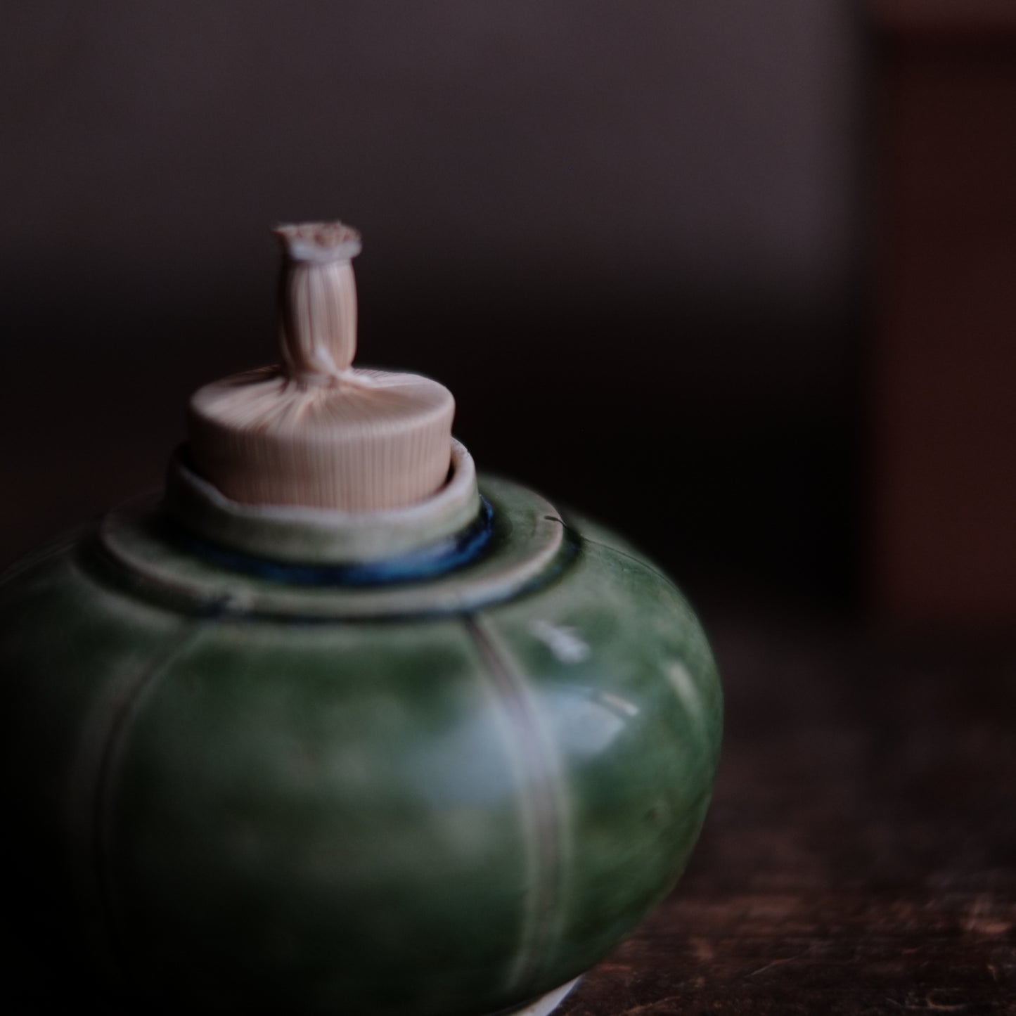 時代　緑釉陰刻茶壺
遼時代　時代箱付　(10〜12世紀)