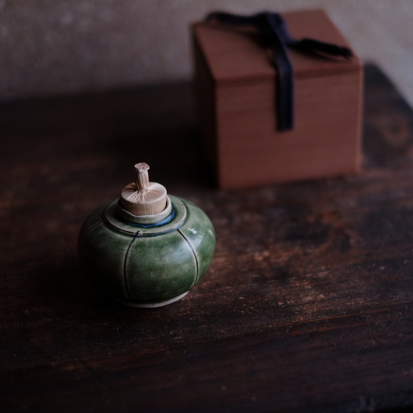 時代　緑釉陰刻茶壺
遼時代　時代箱付　(10〜12世紀)