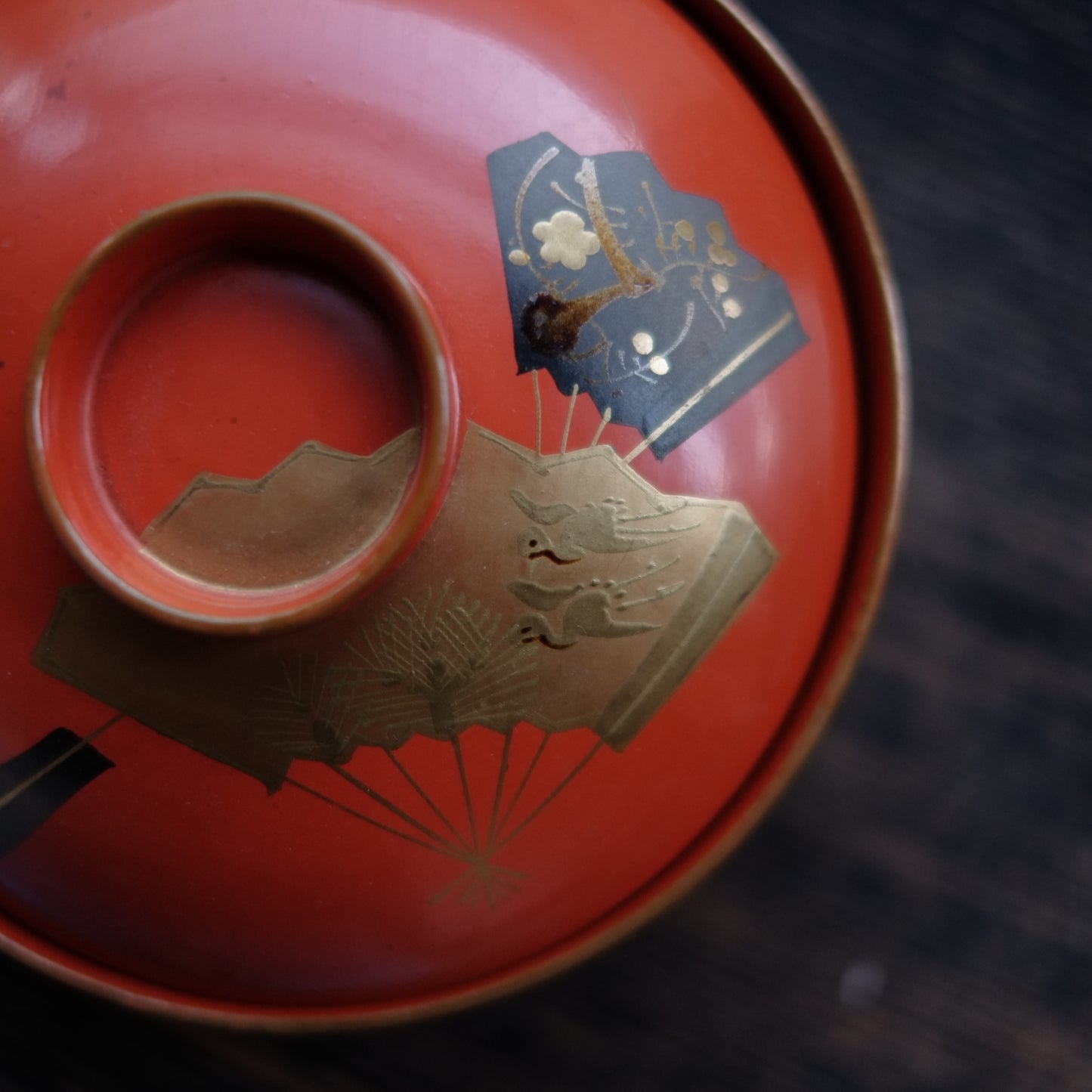 時代　洗朱漆　扇子松梅鶴蒔絵椀（明治〜大正頃）