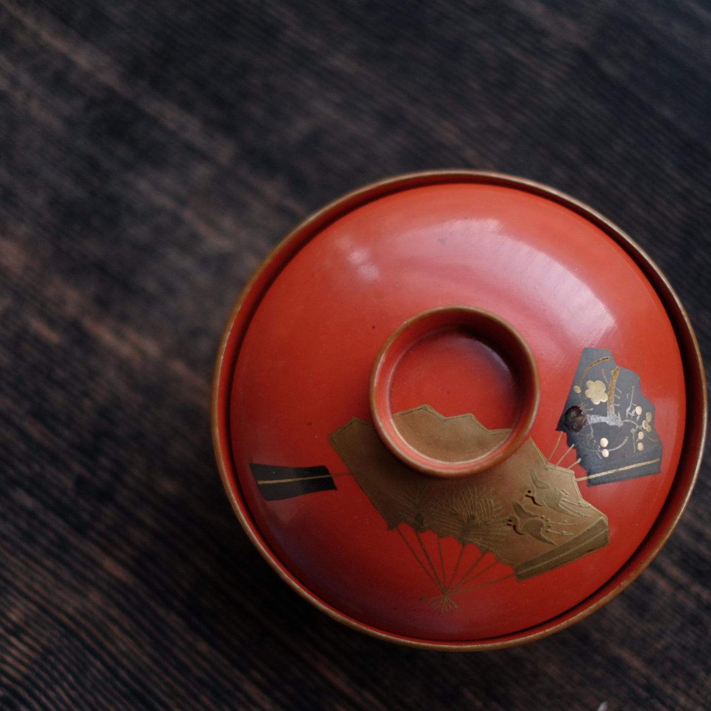 時代　洗朱漆　扇子松梅鶴蒔絵椀（明治〜大正頃）