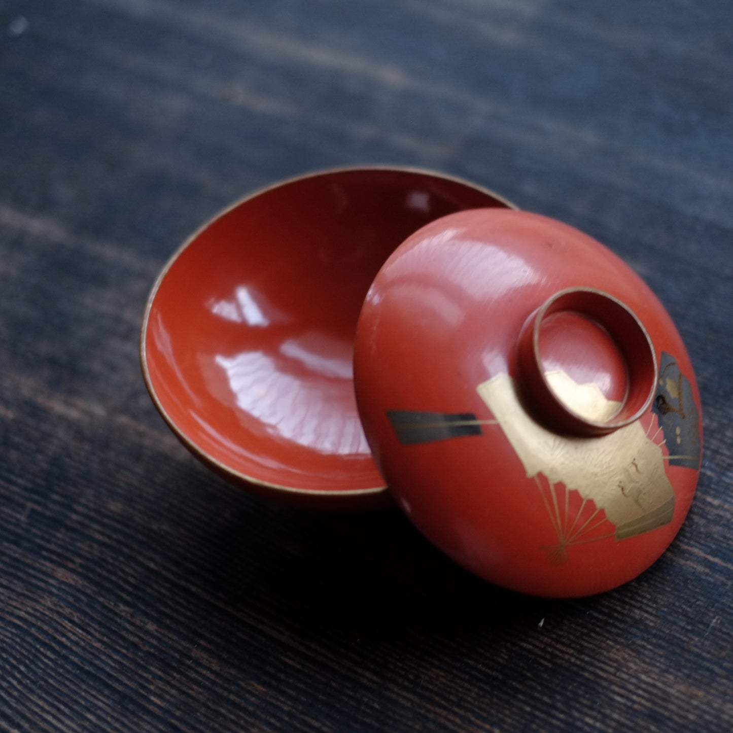 時代　洗朱漆　扇子松梅鶴蒔絵椀（明治〜大正頃）