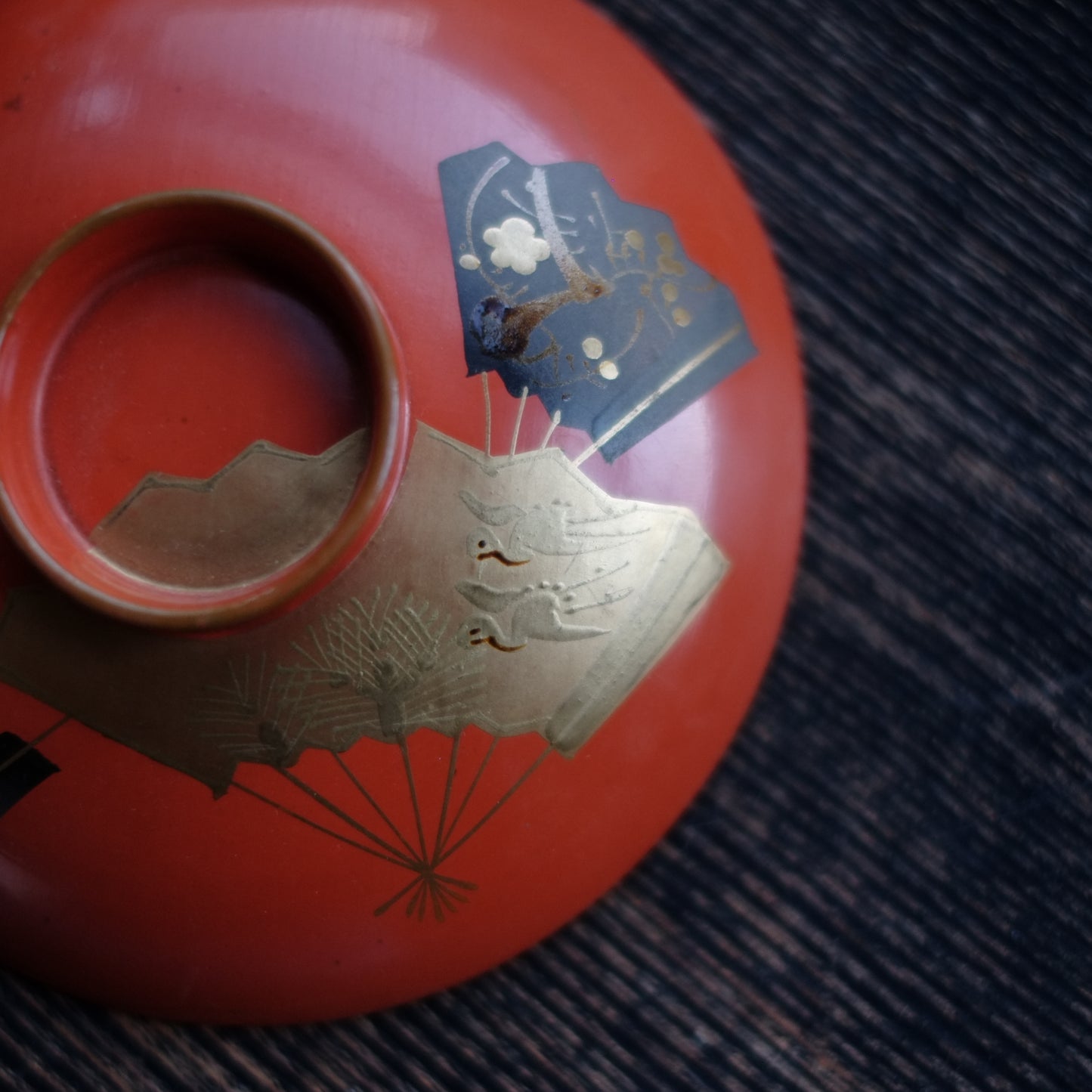 時代　洗朱漆　扇子松梅鶴蒔絵椀（明治〜大正頃）