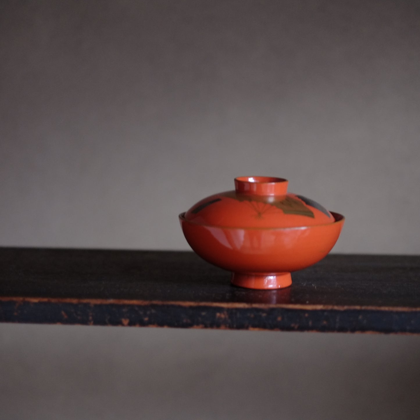 時代　洗朱漆　扇子松梅鶴蒔絵椀（明治〜大正頃）