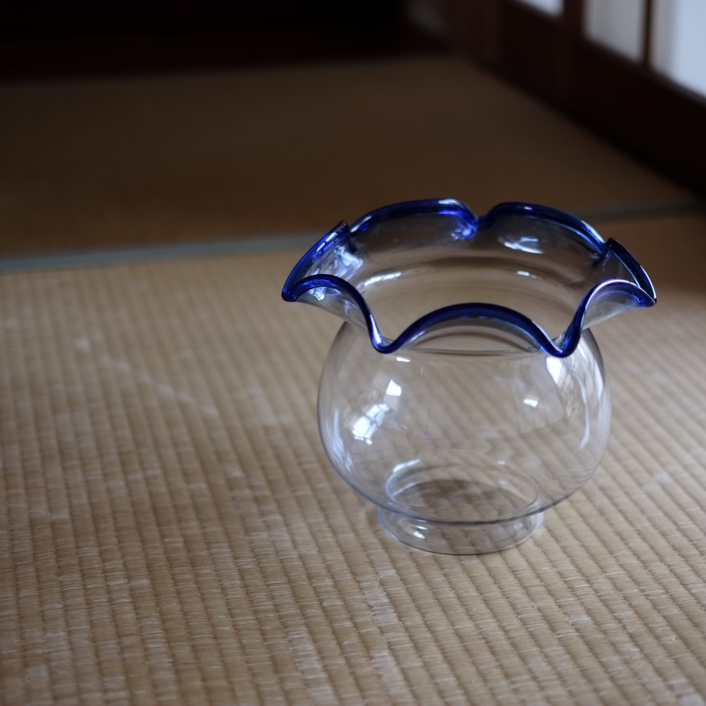 時代　デッドストック　縁波青ガラス金魚鉢(昭和期) A