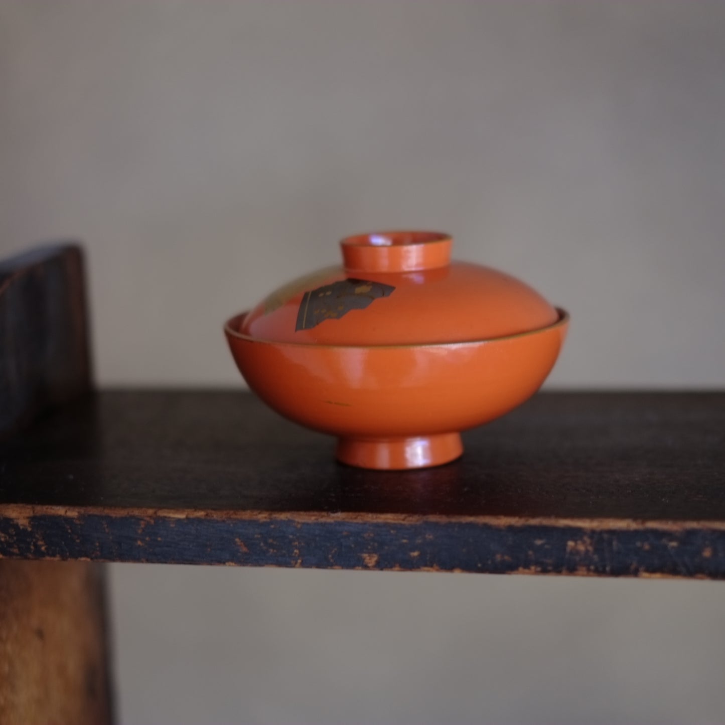 時代　洗朱漆　扇子松梅鶴蒔絵椀（明治〜大正頃）