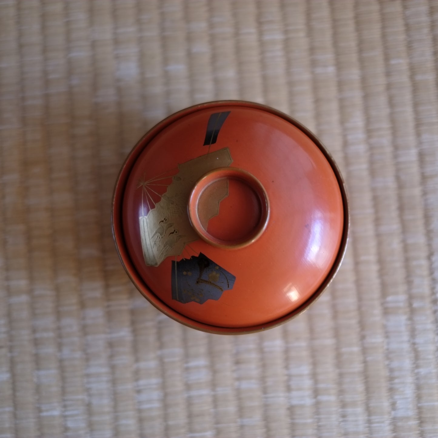 時代　洗朱漆　扇子松梅鶴蒔絵椀（明治〜大正頃）