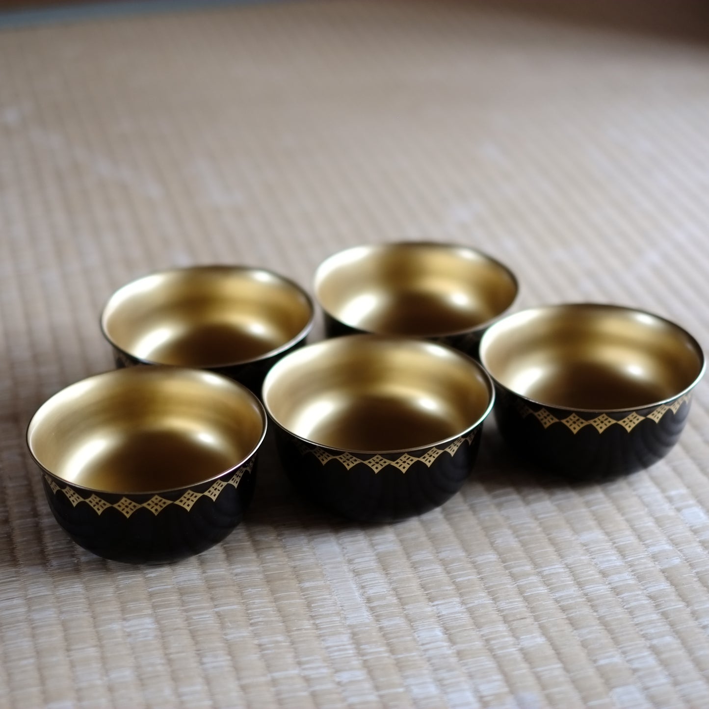 時代　黒漆菱繋ぎ内総金碁笥底椀(明治-大正期)