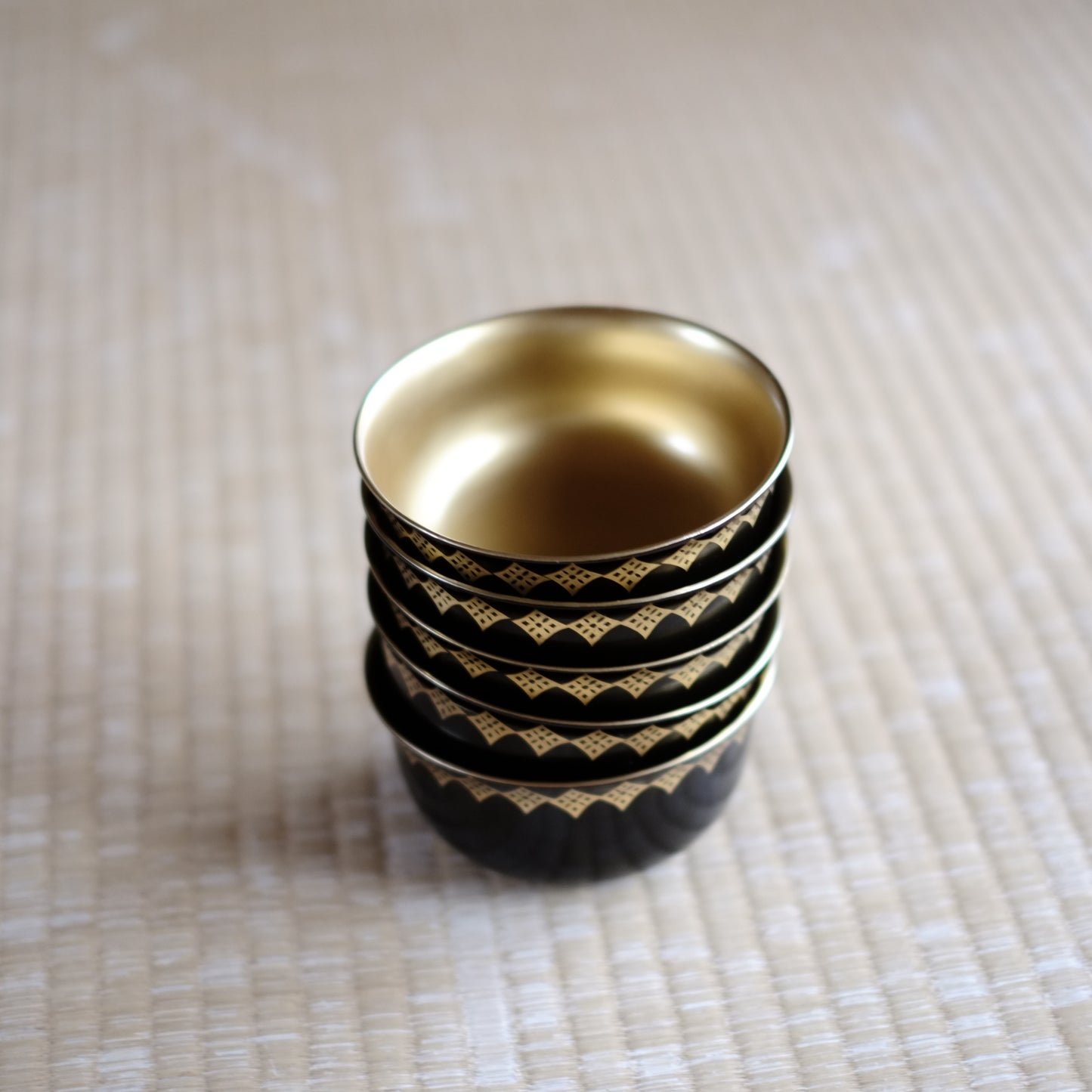 時代　黒漆菱繋ぎ内総金碁笥底椀(明治-大正期)