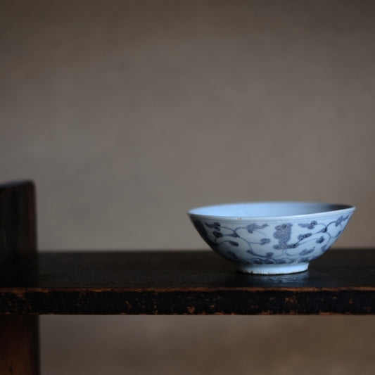 青花　花唐草文　茶碗　(明朝15-17世紀)