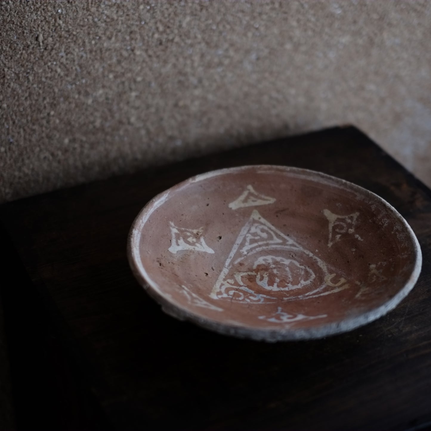 ビザンチン古陶　褐地白色スリップ掛け皿　(11-13世紀)