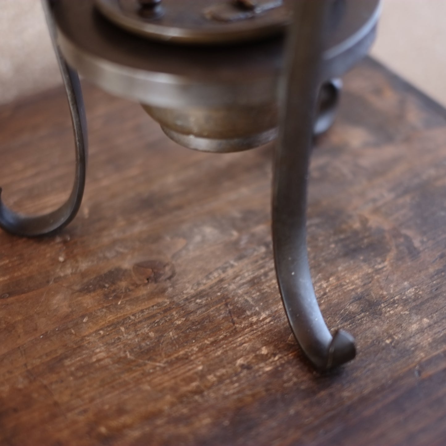 時代　古銅　二段三脚燭台　(明治-大正期頃)