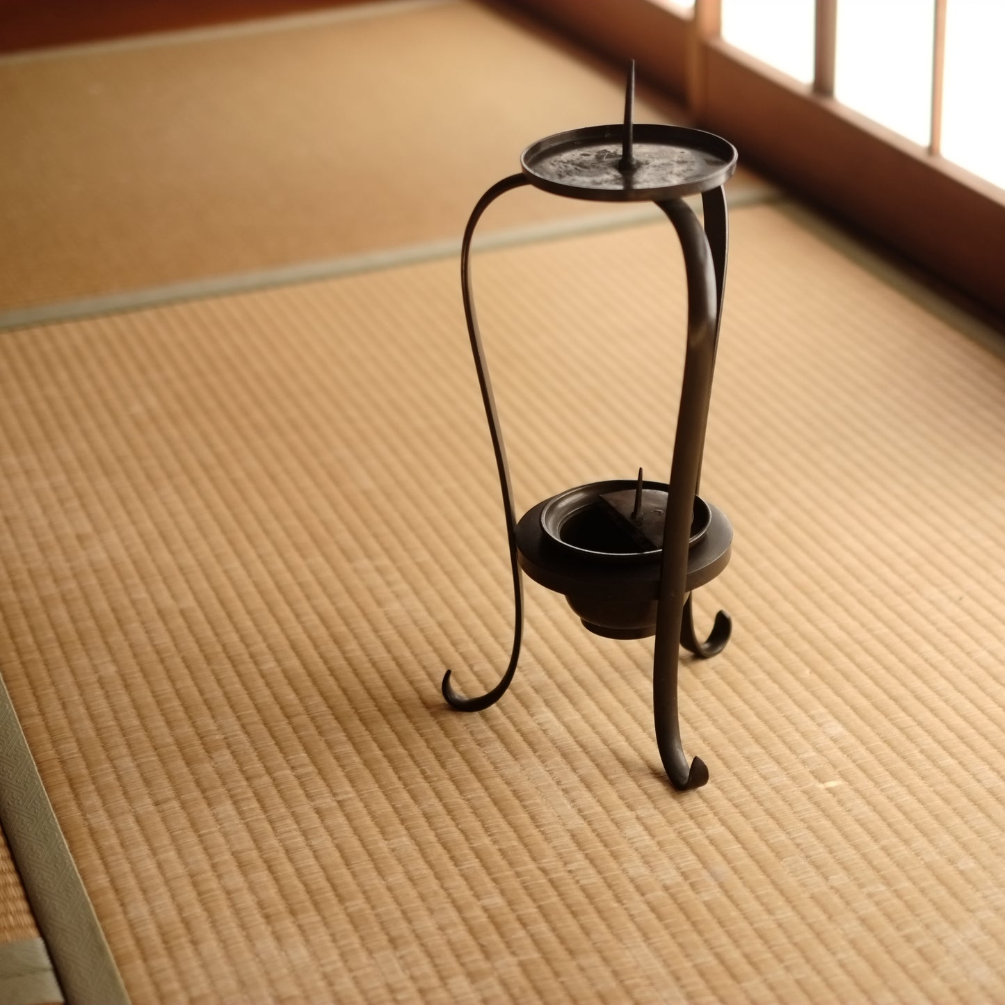 時代　古銅　二段三脚燭台　(明治-大正期頃)