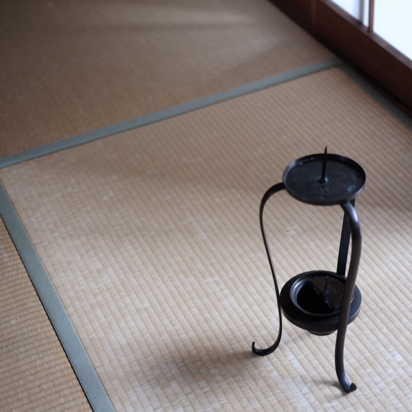 時代　古銅　二段三脚燭台　(明治-大正期頃)