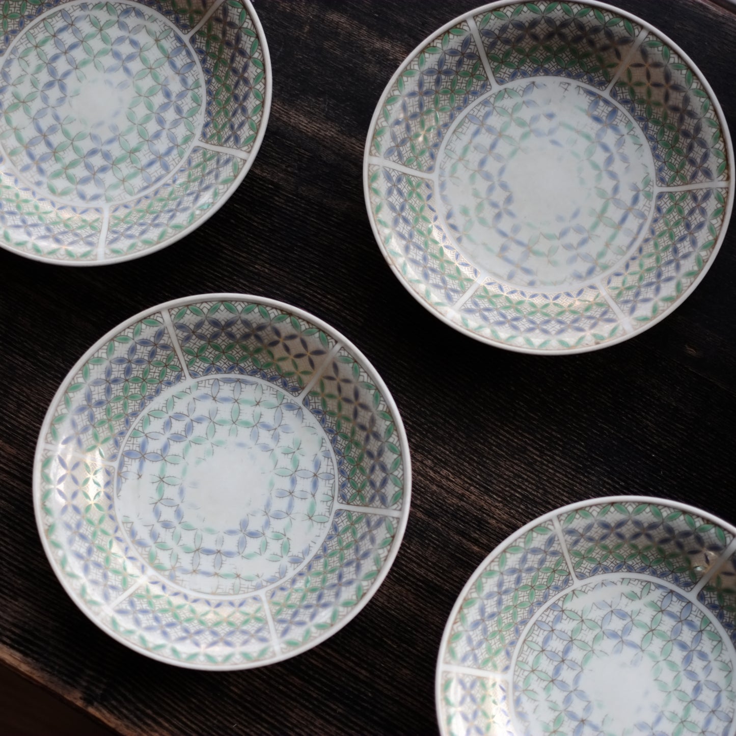 時代　伊万里　青緑色絵金蘭　七宝繋ぎ文平皿　(明治-大正頃)