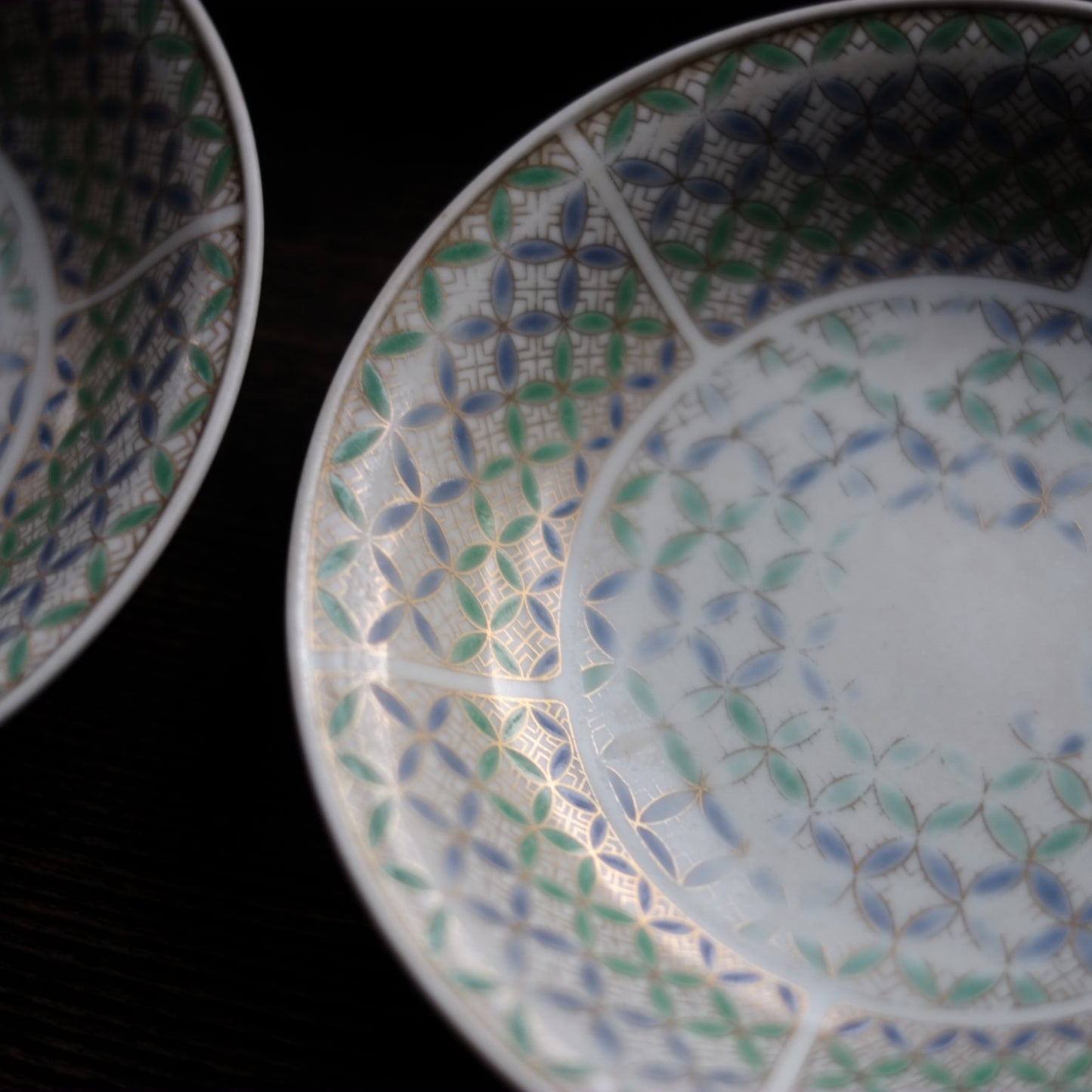 時代　伊万里　青緑色絵金蘭　七宝繋ぎ文平皿　(明治-大正頃)