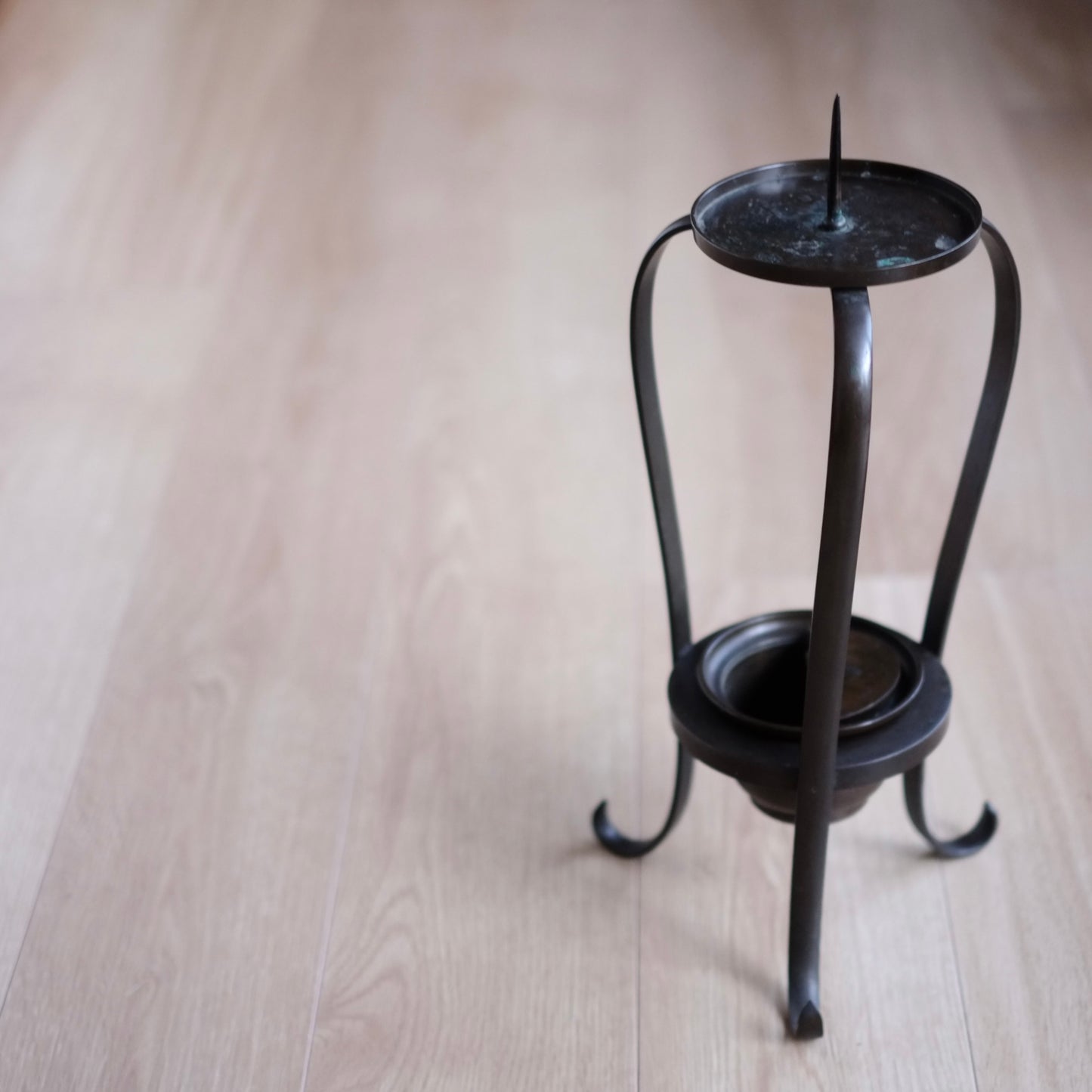 時代　古銅　二段三脚燭台　(明治-大正期頃)