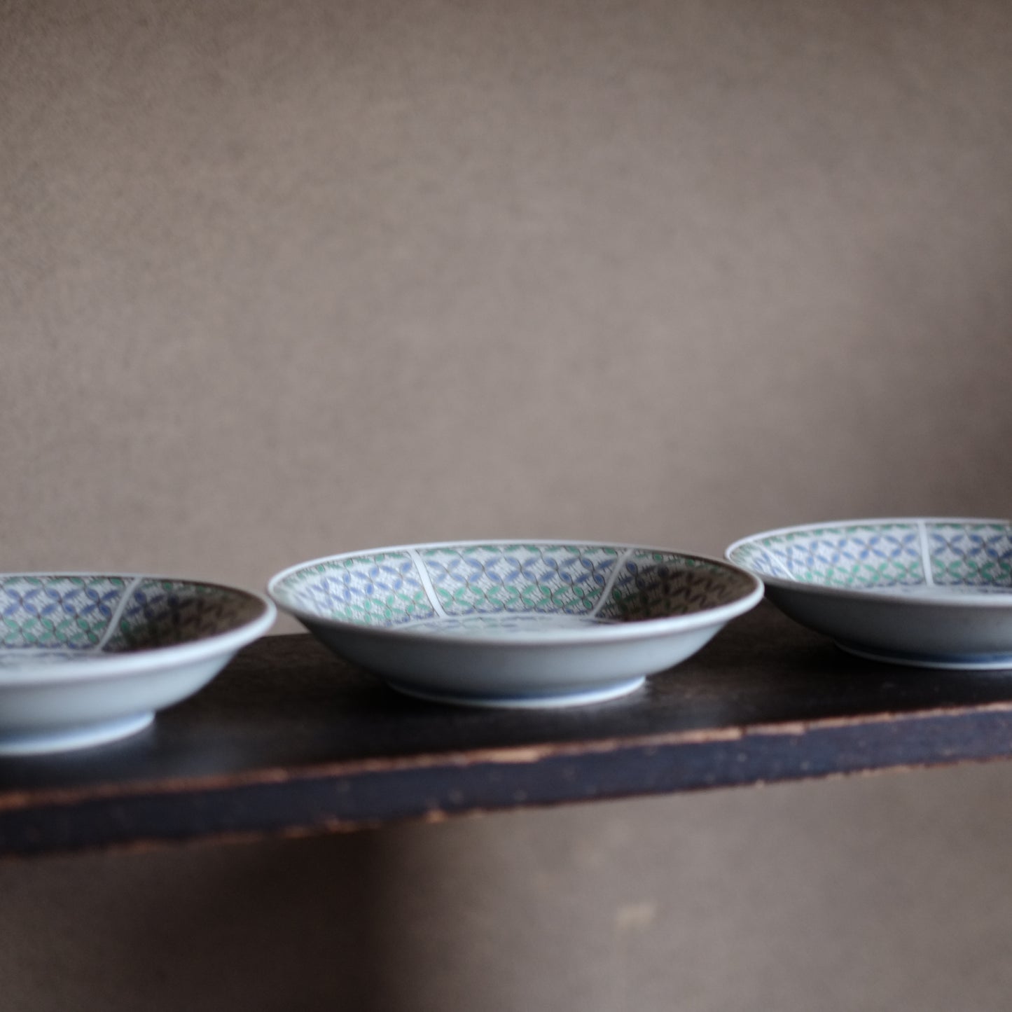 時代　伊万里　青緑色絵金蘭　七宝繋ぎ文平皿　(明治-大正頃)