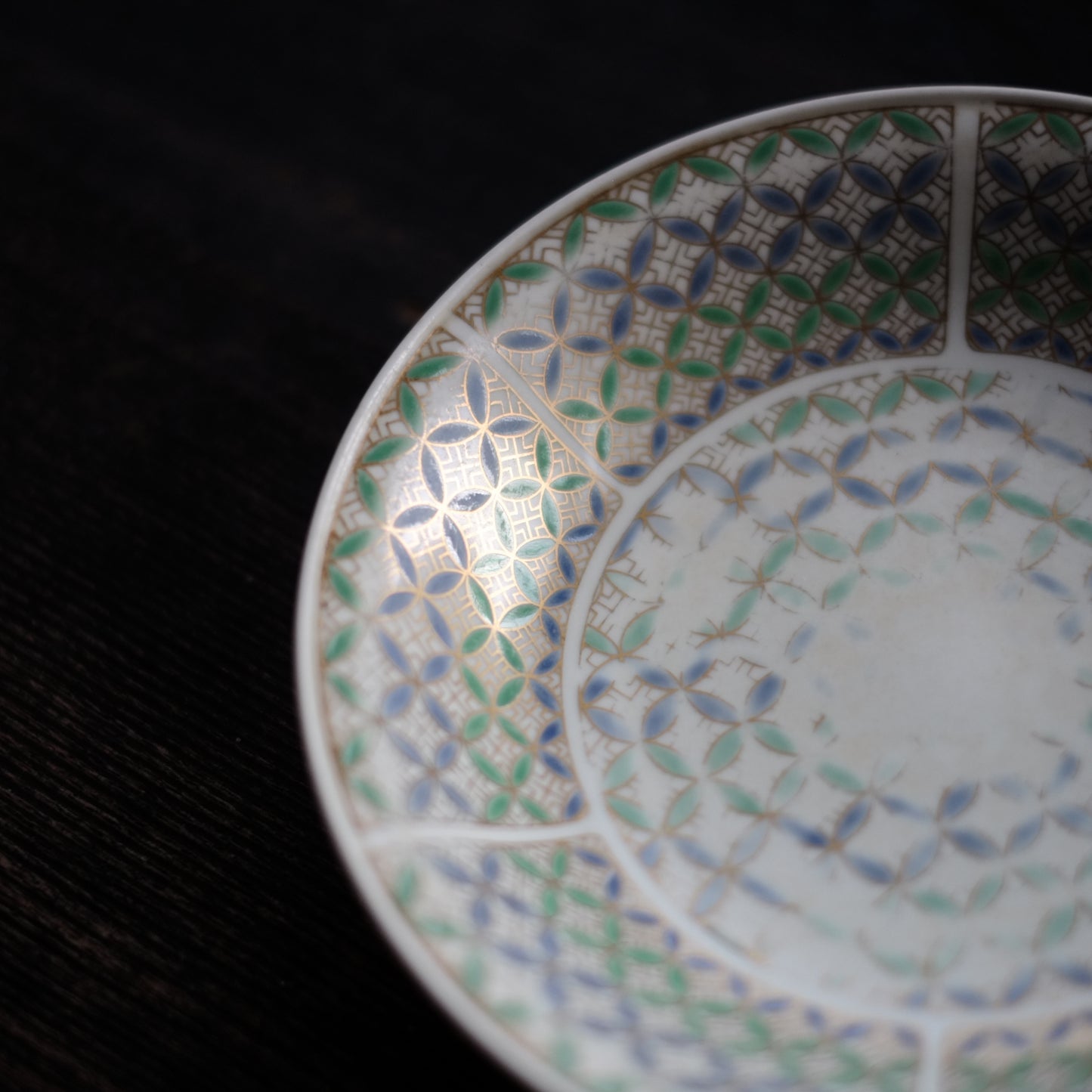 時代　伊万里　青緑色絵金蘭　七宝繋ぎ文平皿　(明治-大正頃)