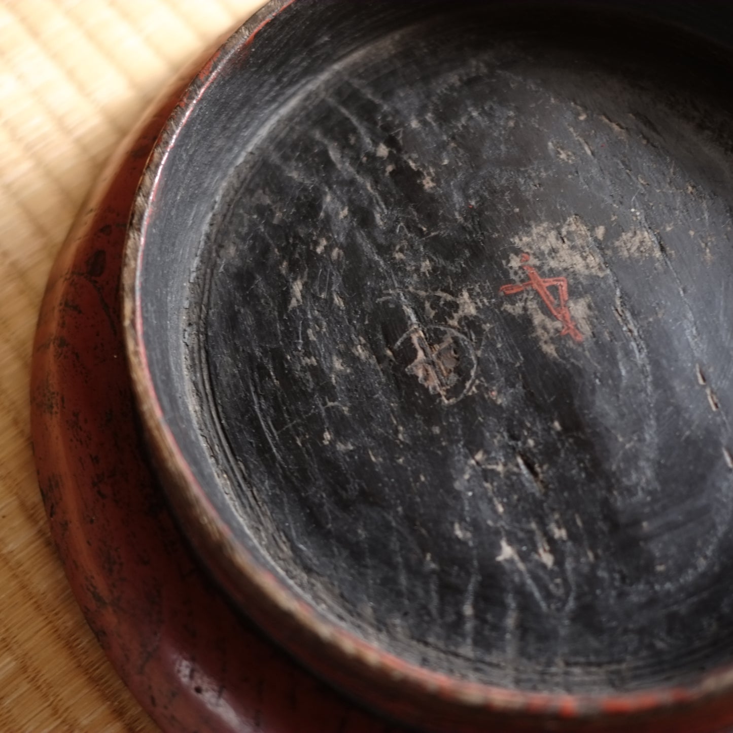 時代　侘赤漆塗高足形丸盆　(江戸時代　18-19世紀)