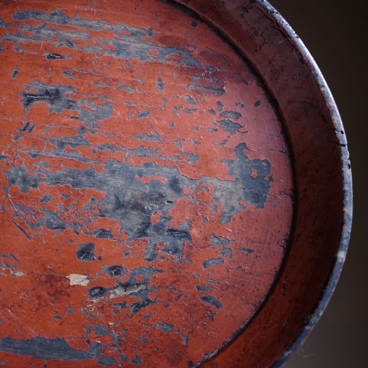 時代　侘赤漆塗高足形丸盆　(江戸時代　18-19世紀)