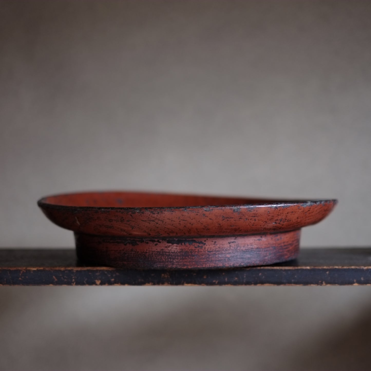 時代　侘赤漆塗高足形丸盆　(江戸時代　18-19世紀)