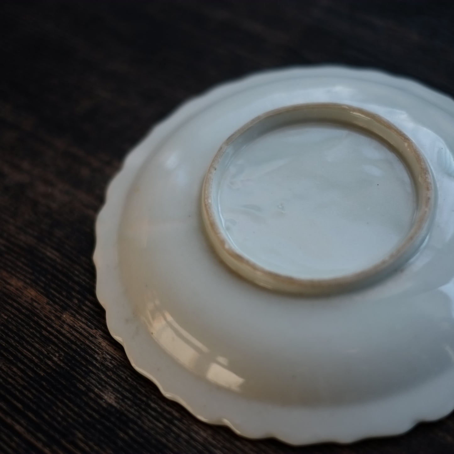 時代　輪線粒手梅枝図　輪花平皿　(江戸後期-明治時代)